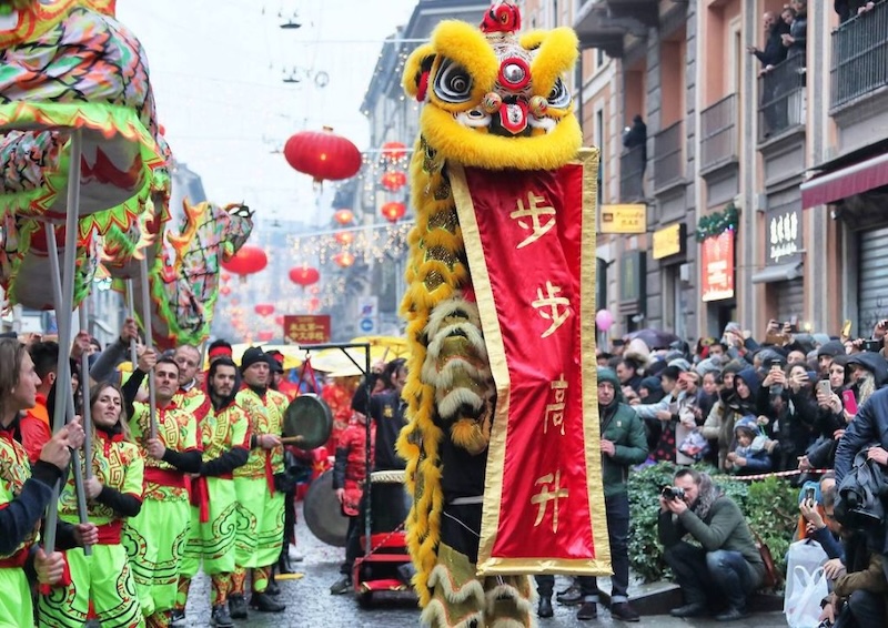 Parata Capodanno Cinese Milano folla via paolo sarpi