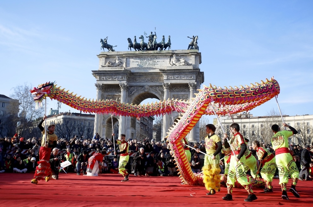 Folla al Capodanno Cinese Milano Arco della Pace celebrazioni