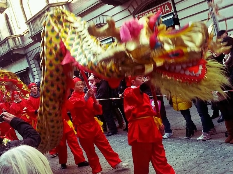Capodanno cinese con danza del drago in Via Paolo Sarpi, Chinatown di Milano