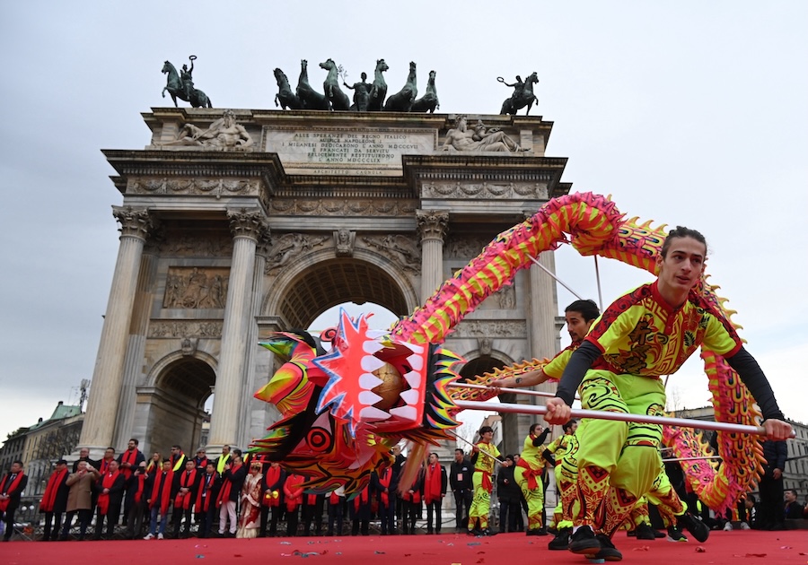 2026米兰春节庆典 华人街舞龙表演